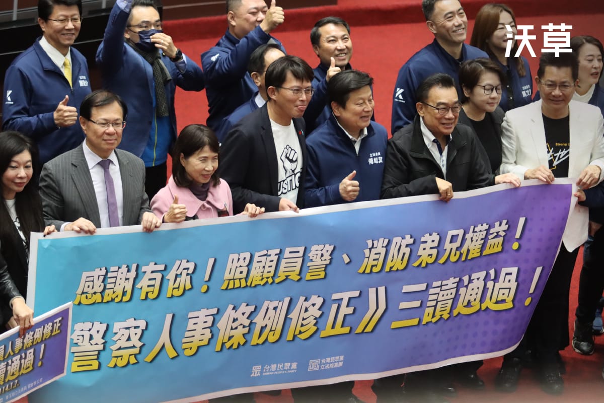 年改恐停擺？中配六改四捲土重來？吃了無敵星星的藍白新會期要推什麼法案？'s story cover image