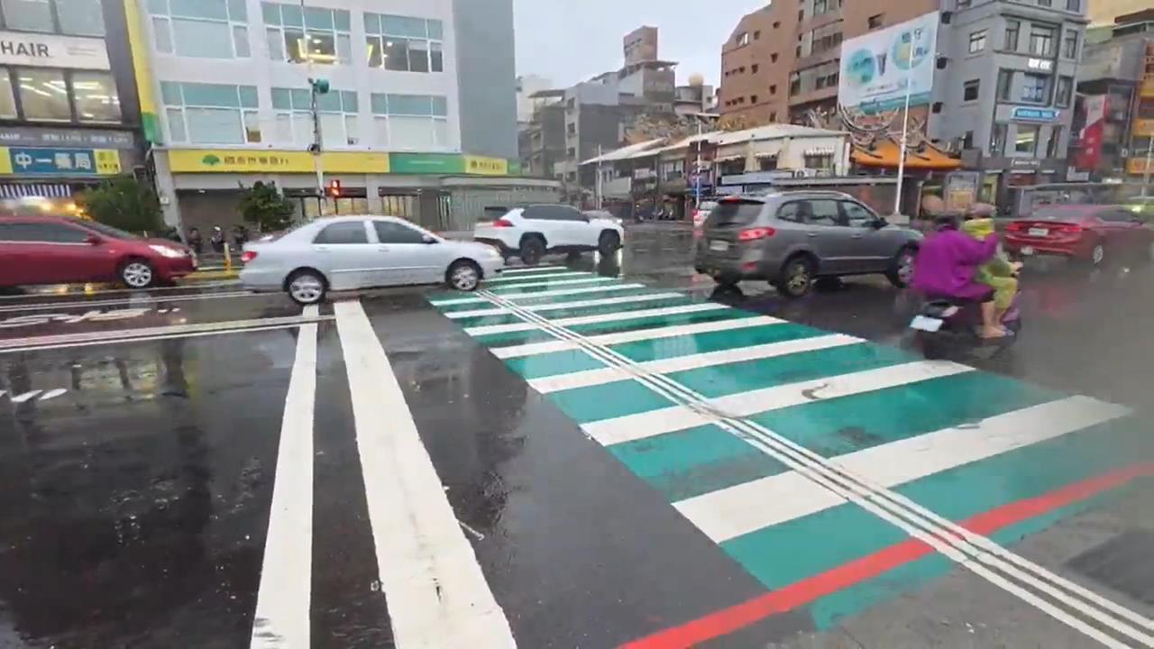 快躲雨！國家級警報響了　大雷雨狂轟5縣市「影響時間曝光」's story cover image