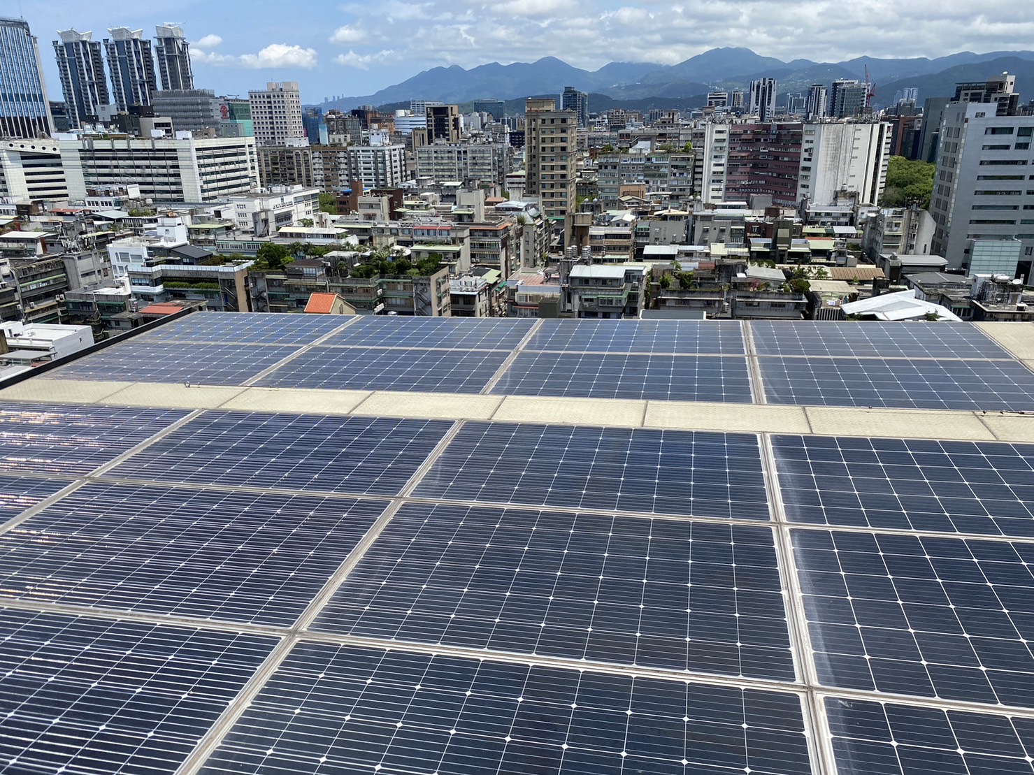 QA：屋頂光電義務新制8/1上路 哪些建築必須裝？ 就地發電有何好處？ 獨立供電還能增防災韌性's story cover image