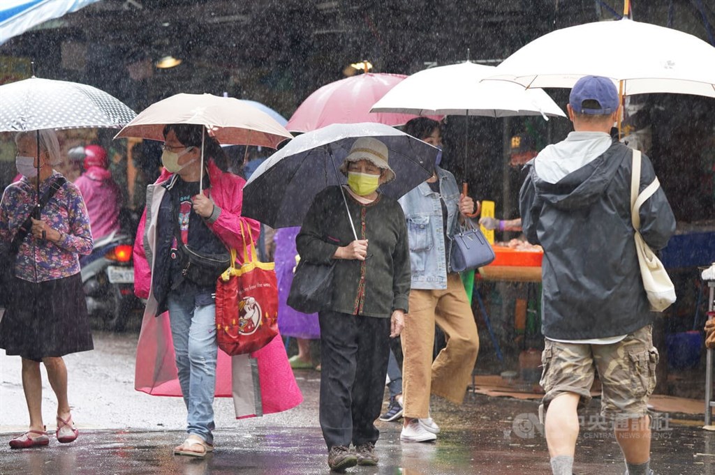 雲雨區東移、強烈冷氣團南下　3日起轉濕冷