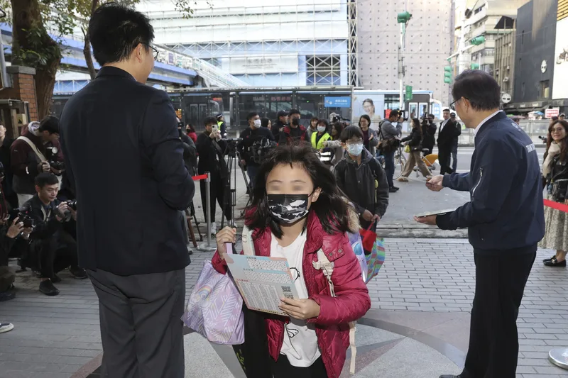 流感疫情強碰國中小開學日　北市國小生8成戴口罩