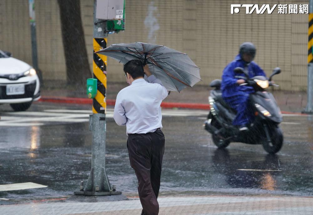 這2區跟颱風天沒兩樣！致災豪雨上看900毫米　未來四天下雨訊號曝