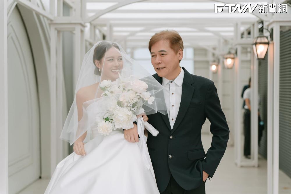 破冰！洪榮宏21歲正妹女兒結婚　「2個爸爸牽她進場」