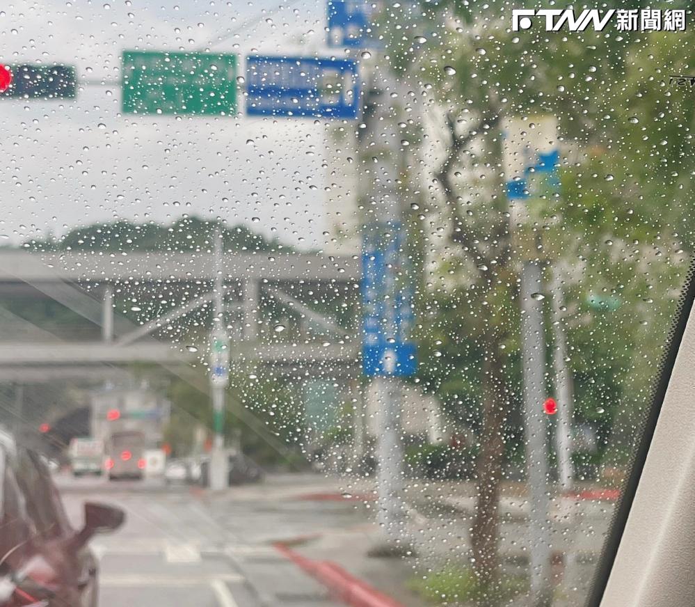 今「霜降」降溫有感！東北季風持續增強...越晚雨越大　新颱風「康芮」最快週五生成　