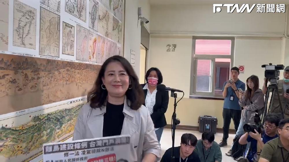 樓梯間互槓！吳思瑤批離島建設修法　陳玉珍拉沈伯洋進戰場：都不要走