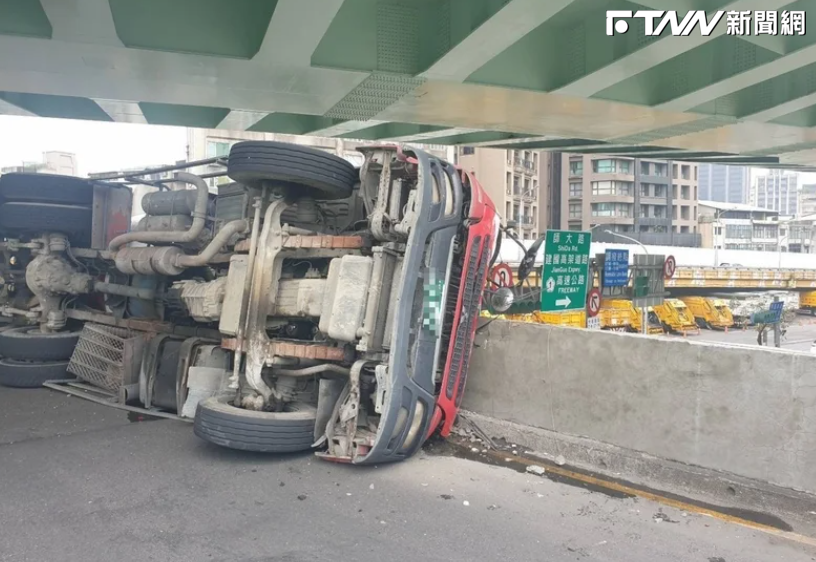 北市水源快速道路水泥車翻覆！47歲駕駛受困2小時　送醫搶救不治