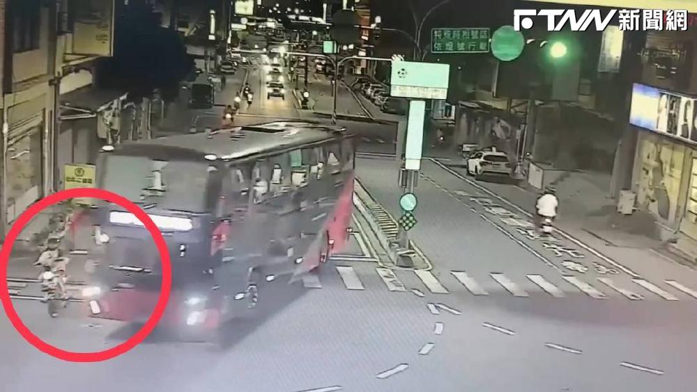 駭人畫面曝光！客運內線硬切右轉撞電單車　16歲少女險捲入前輪