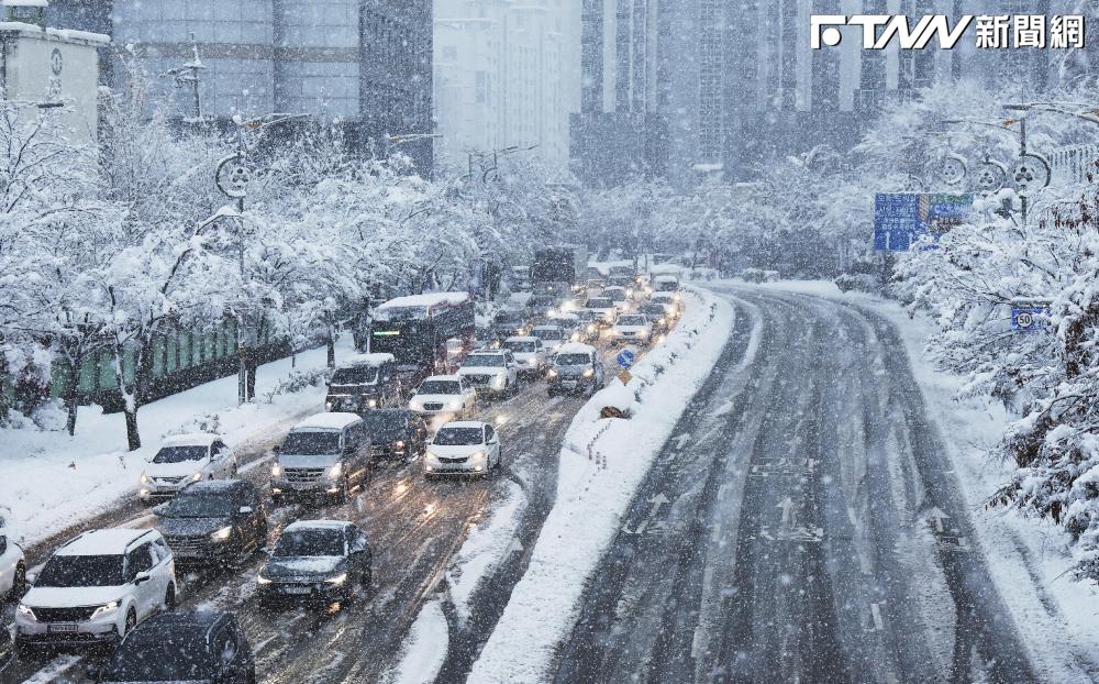 韓國初雪狂炸！上百航班取消、防護網倒塌　至少4人死亡