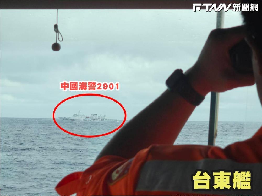 來了！中共海警船7艘對台灰帶襲擾　海巡艦1對1應處