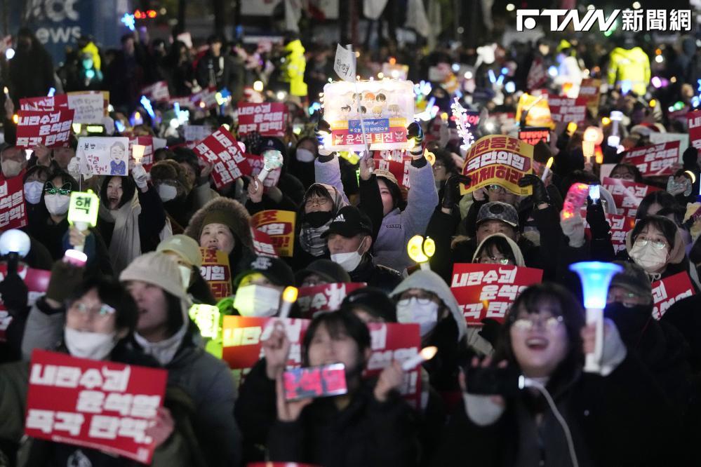 「K-POP音樂」成彈劾神曲！南韓民眾「持應援手燈」上街示威　改編歌詞詼諧抗議尹錫悅