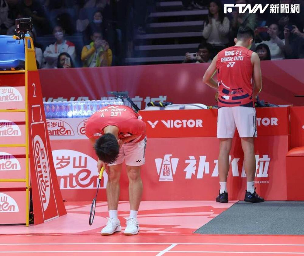 向球場深深一鞠躬！李洋「微笑揮手」正式退役　BWF不捨發文：下課了