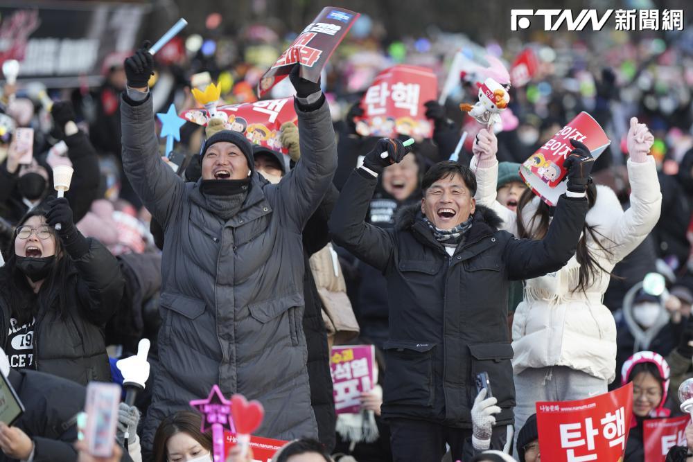 彈劾案通過！韓人國會前歡呼「我們拯救了民主！」　聽少時〈進入新世界〉搖棒吶喊