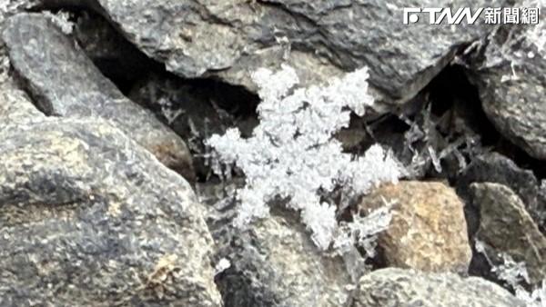 快訊／玉山降下初雪！想衝的還有機會　氣象署：兩波冷氣團來襲