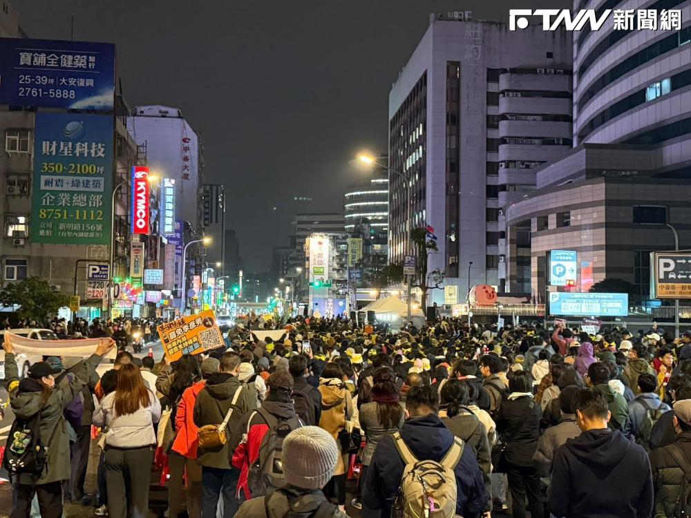 拿應援手燈上台宣講竟遭羞辱「像瘋子」　民團怒轟國民黨：堪稱民主之恥