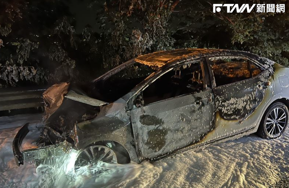 快訊／火燒車！女兒駕車擦撞國道護欄...4人跳車急逃　後座母親傷重不治