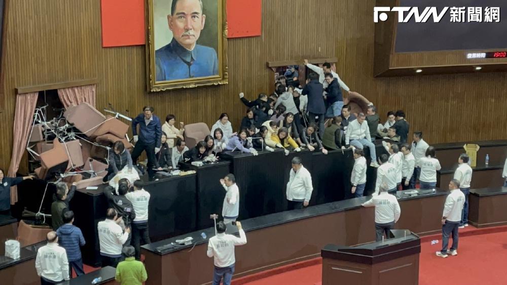 民進黨夜襲占議場！國民黨多路進攻突圍進議場　三立記者介入立院議事攻防惹議