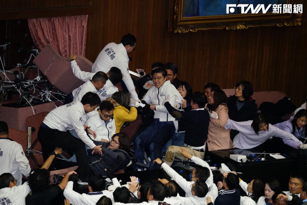 朝野爆肉搏戰！「綠委破防衝入議場」險象環生　民眾黨怒斥賴清德道歉：不斷傷害台灣國際形象