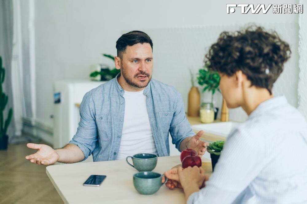 軟飯男欠錢不還！吃喝玩樂全靠女友資助　無恥行徑讓她徹底心寒