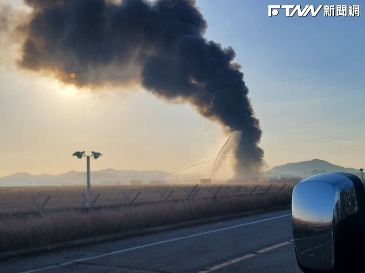 快訊／南韓客機墜毀務安機場！機身起火畫面曝　機上181人至少23人傷亡