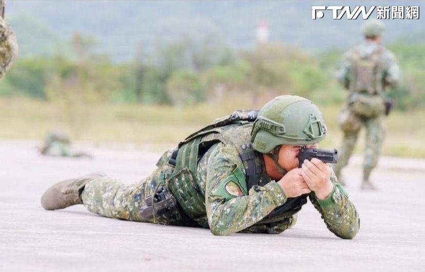 不是合成圖！國軍「手槍貼臉臥射」引網轟　六軍團認「戰鬥課程照」：會加強教育訓練