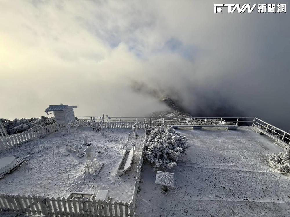 玉山降下皚皚白雪！　氣象署估「這時段」高山還有機會降雪