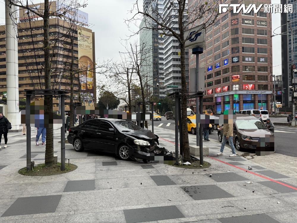 北市信義區車禍！轎車失控衝撞人行道路樹　車頭嚴重毀損