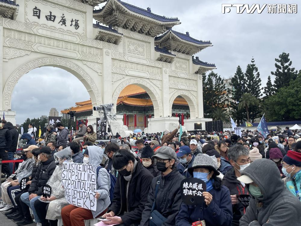 不畏低溫挺阿北！小草聚集自由廣場牌樓怒吼　寒風中喊到破音：釋放柯文哲！