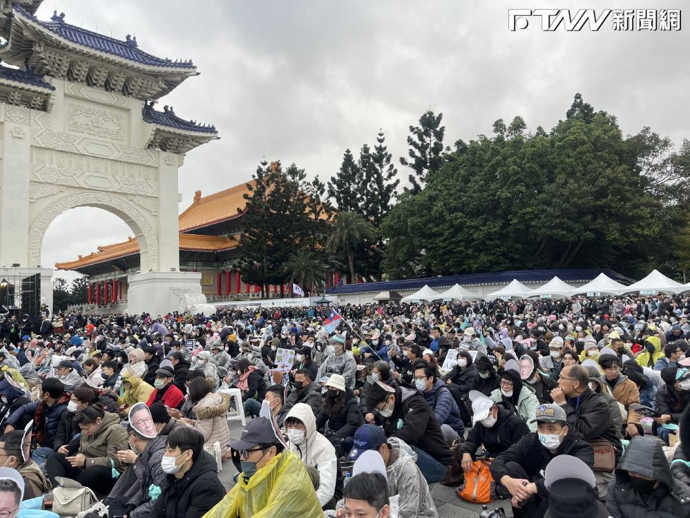 連耆老也震怒！8萬小草湧自由廣場怒吼「釋放柯文哲」　綠營創黨元老開嗆：放火燒掉地檢署