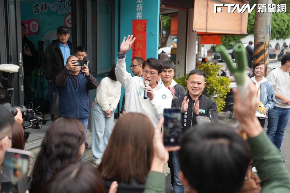 走春談「偏綠的雲林」　黃國昌質疑民進黨立委「帶給雲林什麼未來，照顧了雲林鄉親嗎」