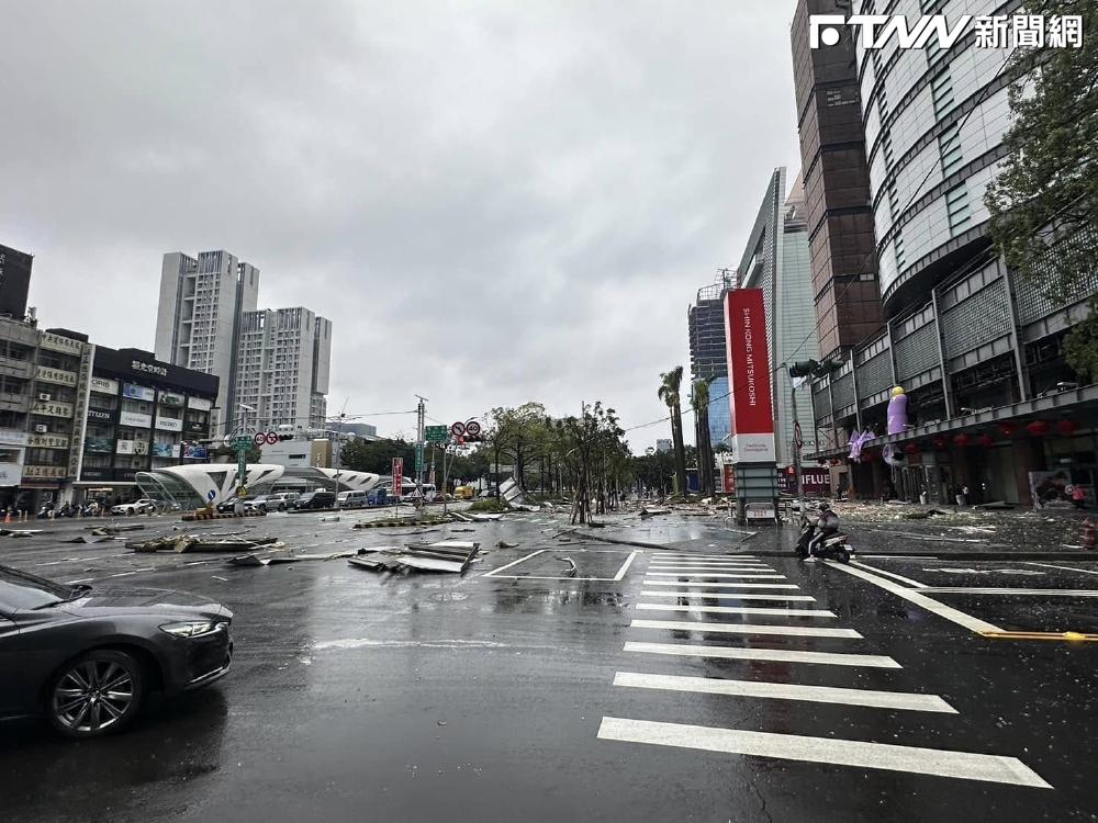 台中新光三越氣爆！大樓前馬路險象環生「滿地鋼筋水泥」　廖偉翔：請務必避開