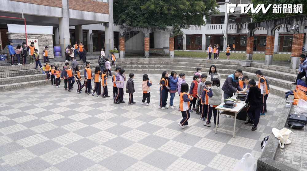 校門遇雨即積水　遠雄志工為學童打造平坦校園路