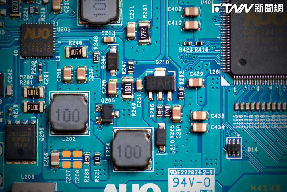 全球三大廠停產DDR4！自營商狂掃「這2檔」記憶體族群　緯創可望受惠xAI大單大買逾600張