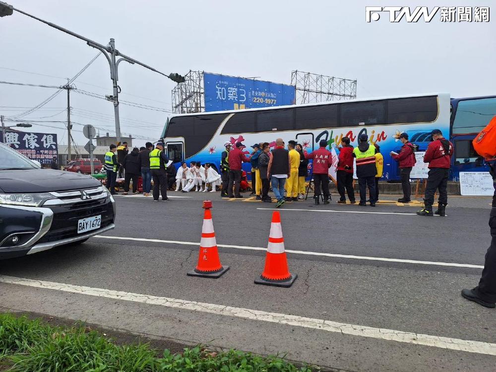 嘉義新港2輛進香團遊覽車與轎車追撞　24人輕重傷送醫治療