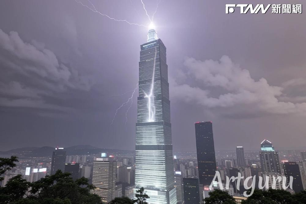 「雷神之鎚」再降！台北101遭雷擊　巨大閃電震撼外媒