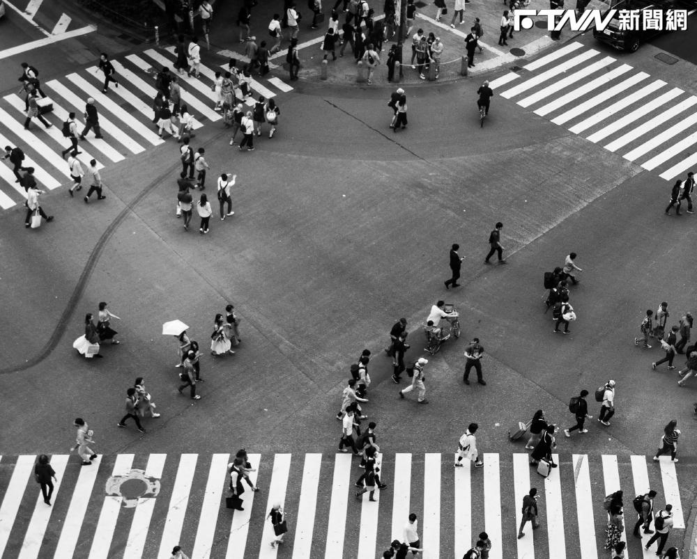 東京街頭濺血！20多歲女「頭、頸、腹部遭砍」當場心肺停止　警方逮持刀男子