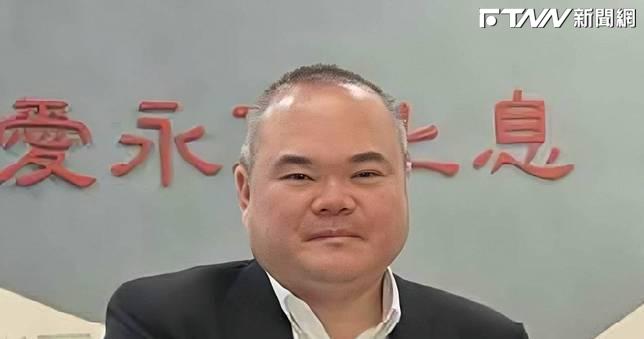 意外插曲？媒體追蹤鍾文智通緝案...竟捕捉前幸福人壽董座「坐輪椅報到」