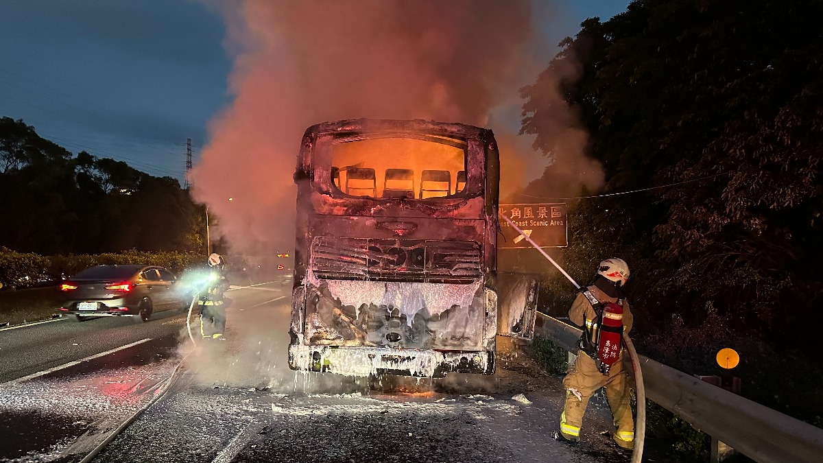 國道客運火燒車！ 失聯女乘客深夜找到了