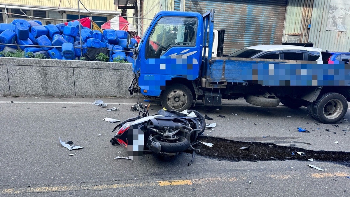 新／新北五股機車撞貨車 20歲男騎士送醫！現場畫面曝