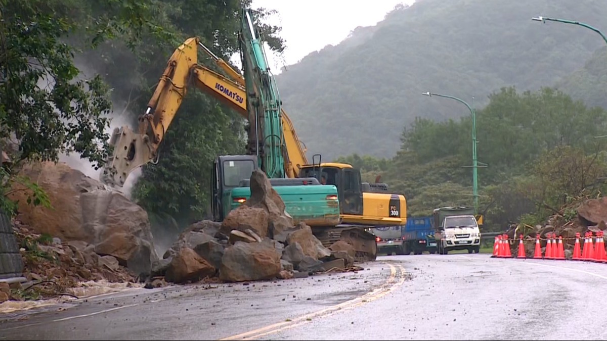 北台豪雨金山「土石流」再現 2車受困駕駛徒步逃