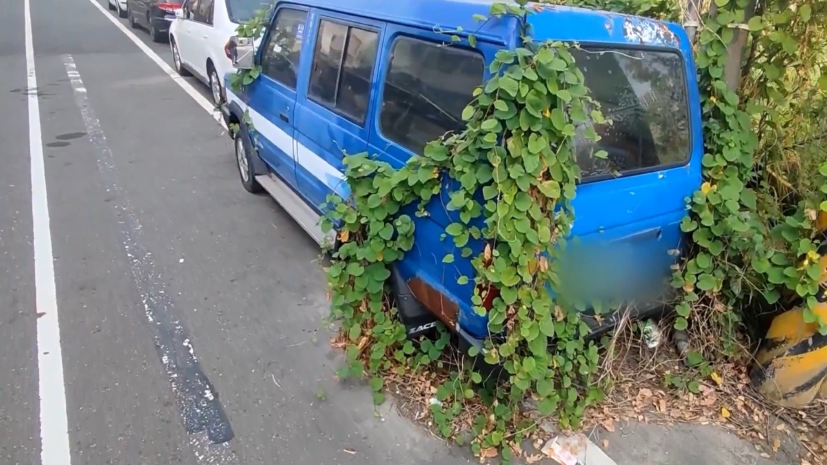 獨家／報車廢停到長藤蔓無人理？ 民眾質疑成車子墳場