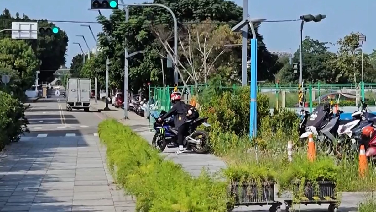 獨／學校停車場變免費停？學生騎車亂輾花闖進