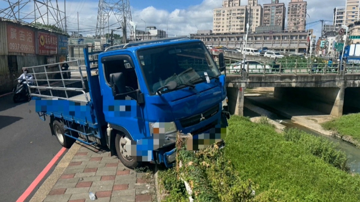 急著還車！小貨車自撞護欄 險墜鴨母港溝