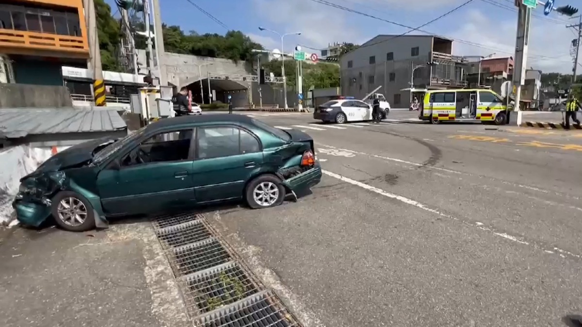 混凝土泵浦車側翻2人受傷 送醫途中又遭撞