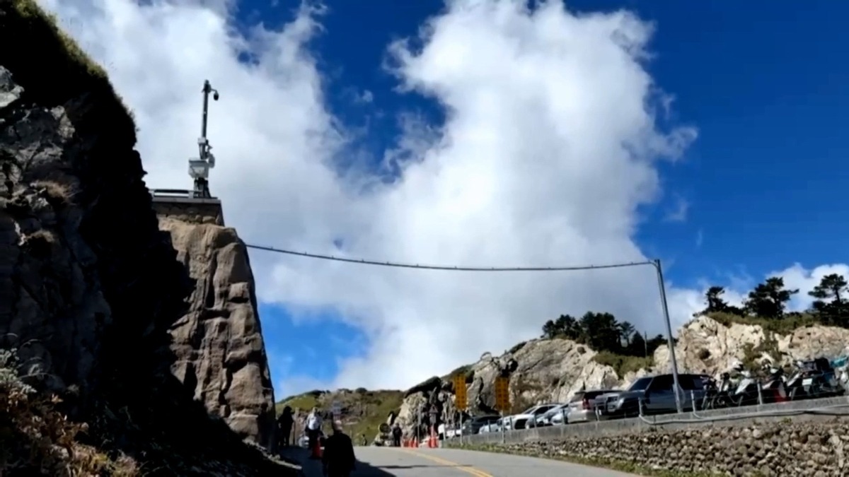 合歡山天際線毀在這根！ 停車場架臨時供電線路