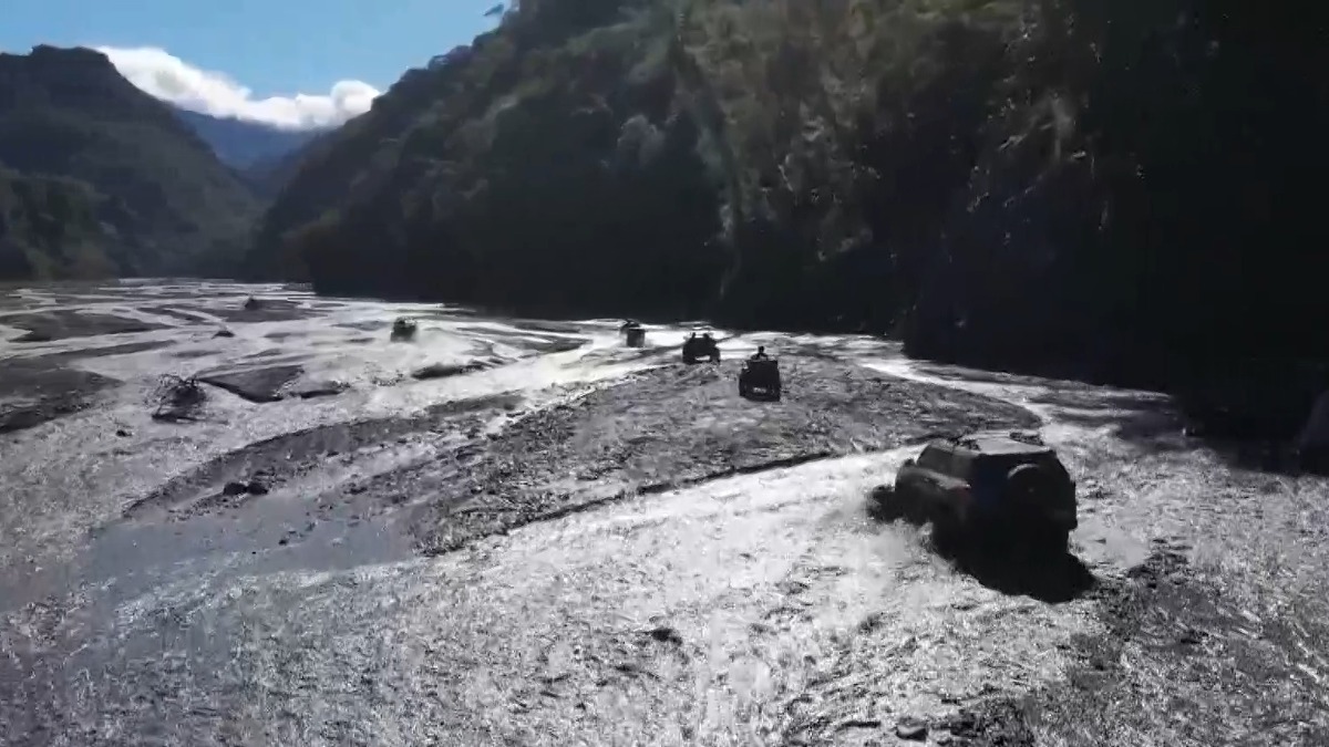 獨家／前進萬大北溪「野溪溫泉」 吉普車隊闖河床