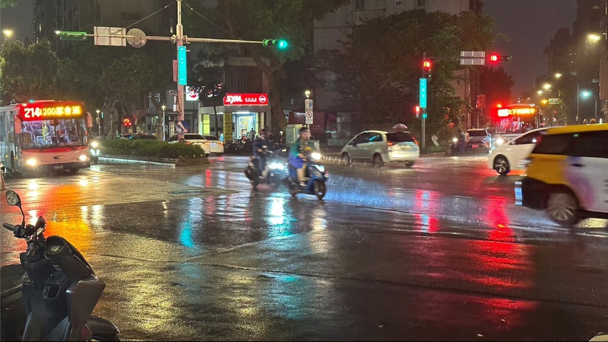 快訊／雨量升級「大豪雨」特報 4縣市雨彈轟炸到凌晨！