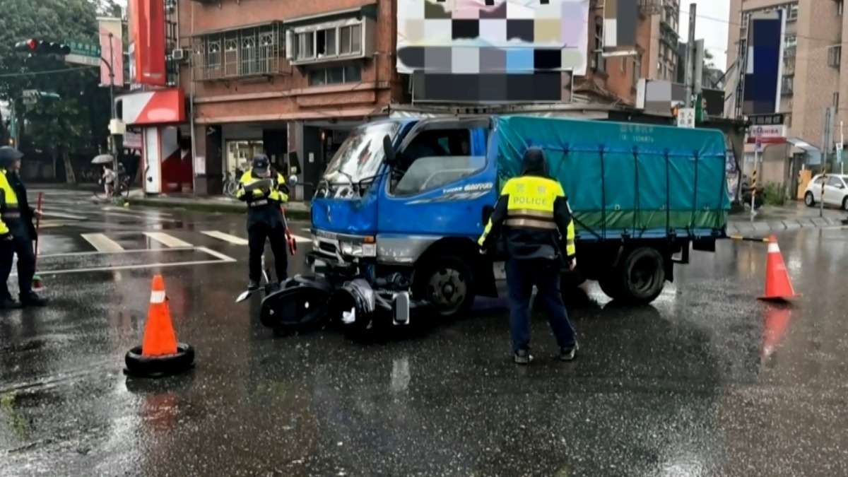 無照女子騎車載友疑闖紅燈 撞上貨車兩人送醫