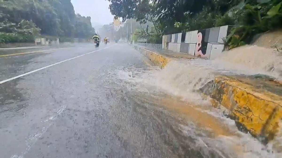 豪雨狂炸北台灣！ 基隆自強隧道口前道路積水