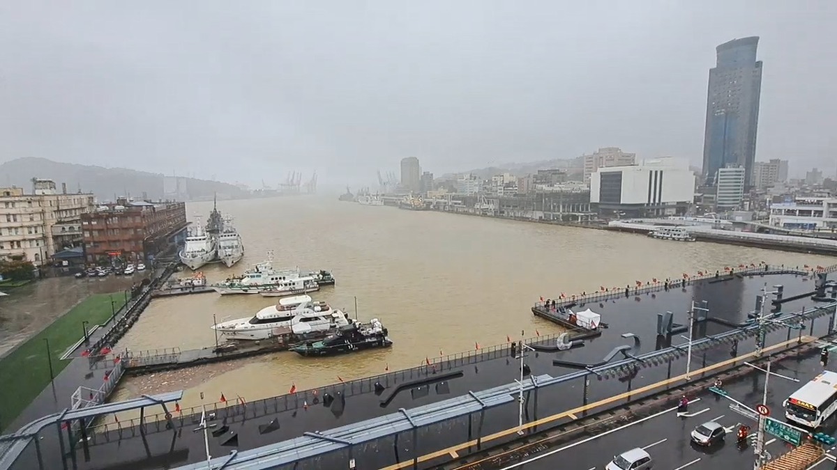 豪雨下不停！基隆港被泥水染黃 在地人驚：第一次見