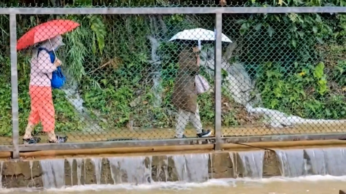 雨彈炸北海岸！基隆七堵積水金山溪水暴漲